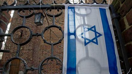 Israelische Fahne hängt am Tor der Klosterkirche in Berlin, zum Gedenken an den ermordeten jungen Mann.
