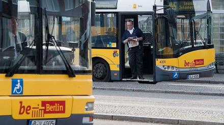 Praktisch, aber auch ziemlich teuer: das so genannte Kneeling, das Absenken der BVG-Busse an Haltestellen.