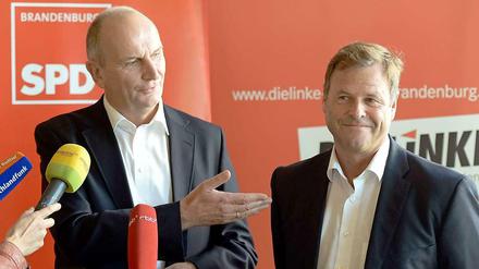 Man ist sich einig: Dietmar Woidke und Christian Görke haben stellvertretend für ihre Parteien ein neues Regierungsbündnis geschlossen.