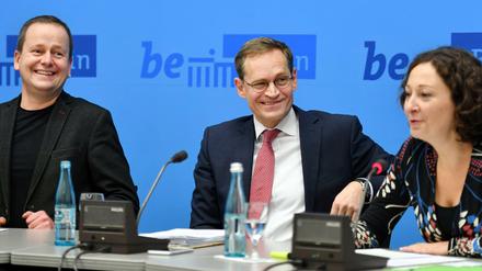 Es ist vollbracht: Der Landesvorsitzende der Linken, Klaus Lederer (l-r), der Regierende Bürgermeister Michael Müller (SPD) und die Fraktionschefin der Grünen, Ramona Pop