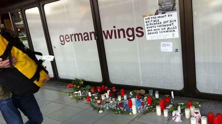 Anteilnahme am Flughafen Tegel: Unter einem Germanwings-Schriftzug am Terminal hat sich eine spontane Gedenkstätte gebildet.