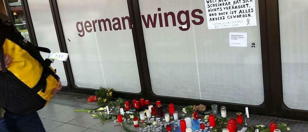 Anteilnahme am Flughafen Tegel: Unter einem Germanwings-Schriftzug am Terminal hat sich eine spontane Gedenkstätte gebildet.