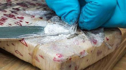 Eine Messerspitze Kokain aus einem Paket, das der Zoll Ende April in einem Container aus Südamerika entdeckt hatte - insgesamt waren es 257 Kilo Kokain .