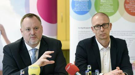 Falko Liecke (CDU), Neuköllns Stadtrat für Jugend und Gesundheit (links), und Staatsanwalt Thomas Schulz-Spirohn.