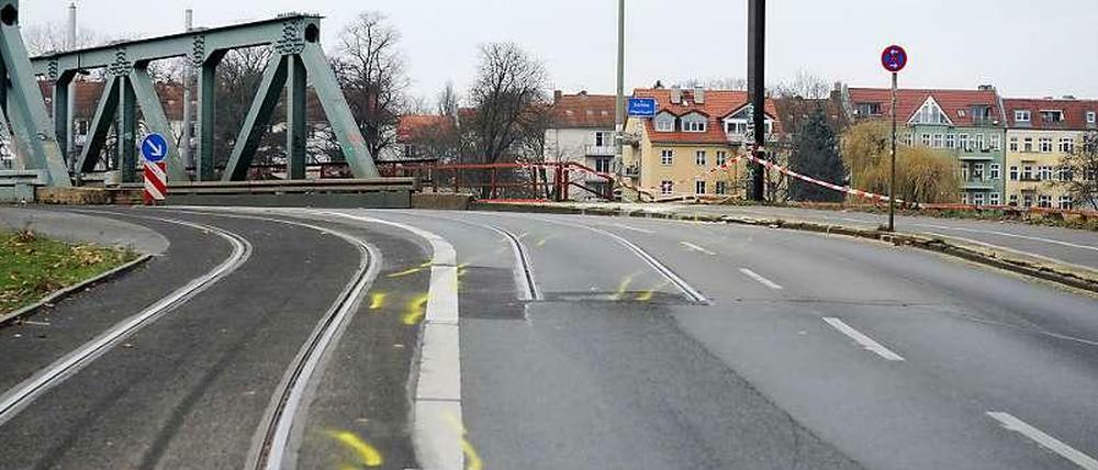 Spuren des Unglücks. Die gelben Markierungen zeigen, wo der Opel schlingerte. Ein aus Marzahn herbeigeholter Feuerwehrkran barg das Auto aus der Dahme. 
