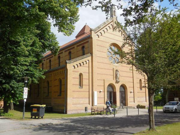 Frisch saniert. Die Kirche des Wilhelm-Giesinger-Krankenhauses rechts der Wuhle ist seit 2011 restauriert, die meisten der übrigen historischen Klinikgebäude auf dem Gelände werden für einen neue Nutzung umgebaut
