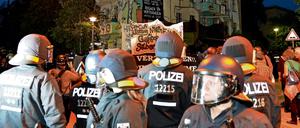 Polizisten bei einem der vielen Einsätze in der Rigaer Straße in Friedrichshain.