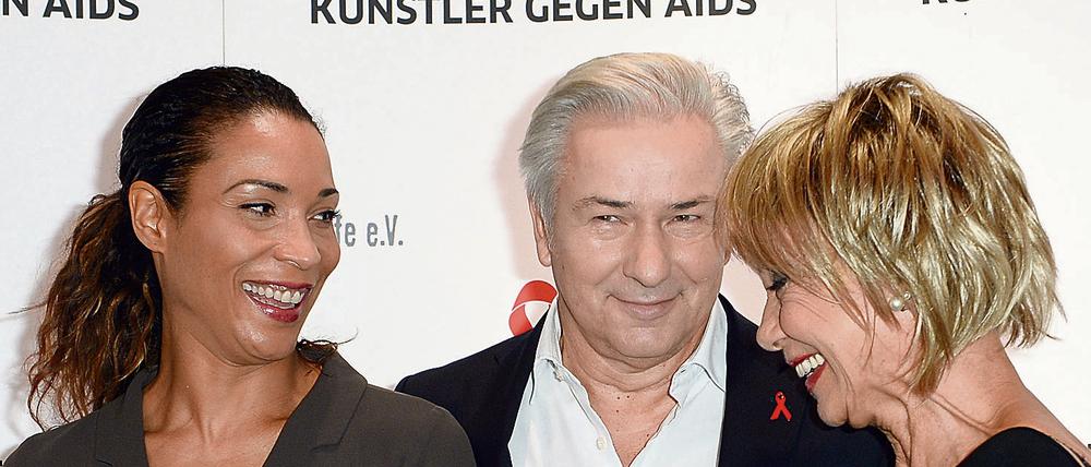 Annabelle Mandeng (l-r), Klaus Wowereit (SPD) und Judy Winter bei "Künstler gegen Aids-Gala 2016".