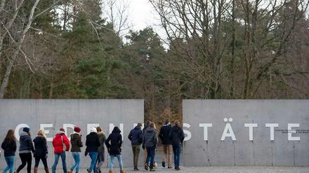 Jugendliche besuchen am Donnerstag die Gedenkstätte des früheren KZ Sachsenhausen in Oranienburg.