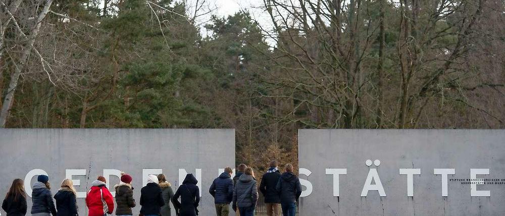 Jugendliche besuchen am Donnerstag die Gedenkstätte des früheren KZ Sachsenhausen in Oranienburg.