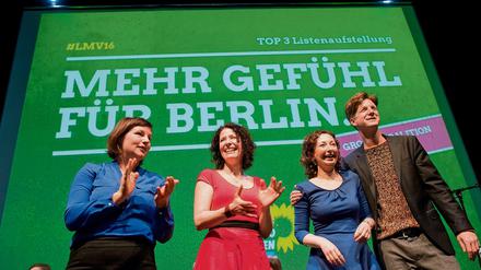 Mit Gefühl. Das grüne Spitzenteam für die Abgeordnetenhauswahl: Antje Kapek (l.) und Ramona Pop (2.v.r) und die Landesvorsitzenden Bettina Jarasch (2.v.l) und Daniel Wesener. 