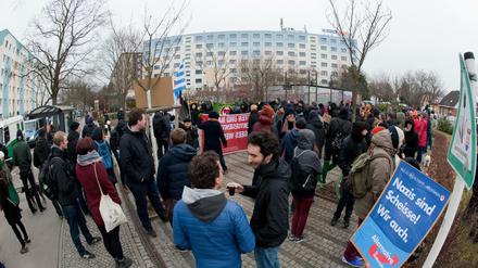 Demonstranten protestieren gegen den Landesparteitag der Alternative für Deutschland (AfD) Berlin. 
