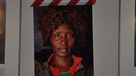 Ein Bild der Flüchtlings-Aktivistin Napuli Paul Langa hängt, mit Klebeband befestigt, an der Galerie der Nobelpreisträger im Hauptgebäude der HU