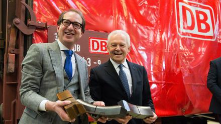 Bahnchef Rüdiger Grube (r.) und Bundesverkehrsminister Alexander Dobrindt (CSU) zeigen die neuen Bremsbeläge.