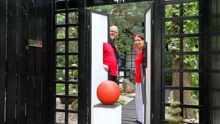 Willkommen. Reinhardt und Barbara Lebek an der Pforte ihres japanischen Gartens im Oberhofer Weg 44 in Lichterfelde.