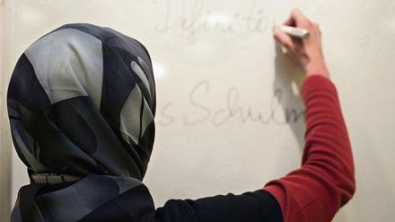 Eine Lehrerin mit Kopftuch in einer deutschen Schule? Auf diesem gestellten Foto kein Problem.