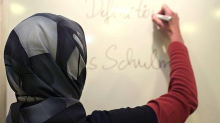Unterricht mit Kopftuch - in Berlin nicht erlaubt. Nun klagt eine Lehrerin. 