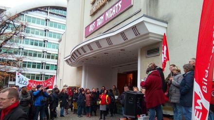 Lehrerprotest vorm Delphi-Kino.