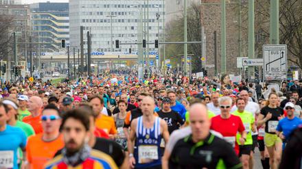 Läuft in Berlin. 34.000 Teilnehmer beim 37. Halbmarathon. Hier laufen sie über die Karl-Liebknecht-Straße. 