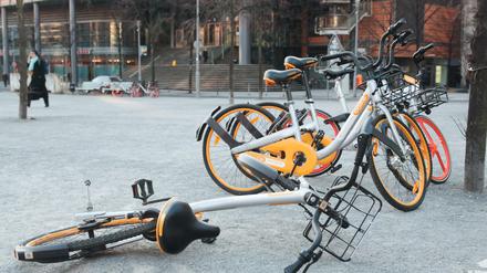 Umgehauen. Die Räder von OBike stehen und liegen nicht nur am Potsdamer Platz, sondern in ganz Berlin.