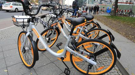 Leihräder vom neuen Anbieter oBike am Potsdamer Platz in Berlin-Mitte.