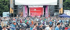 Am 12. August 2023 kann beim LesBiSchwulen Parkfest wieder auf dem Gelände des Freiluftkinos im Volkspark Friedrichshain gefeiert werden. 