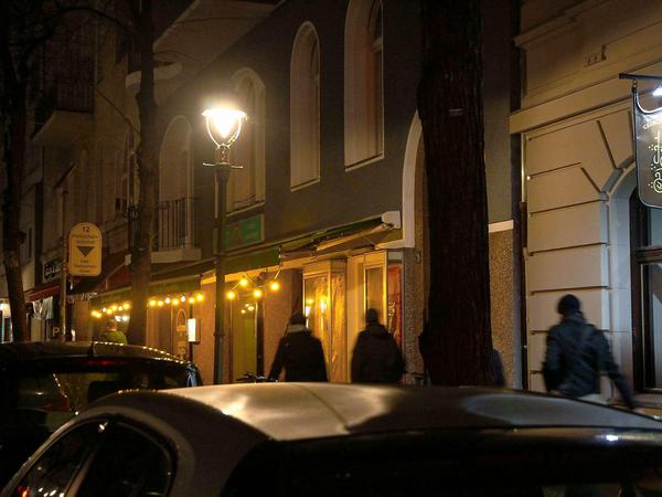 In der Bleibtreustraße kommen die Gaslaternen gegen die Leuchten der Restaurants und der Schaufenster kaum an.