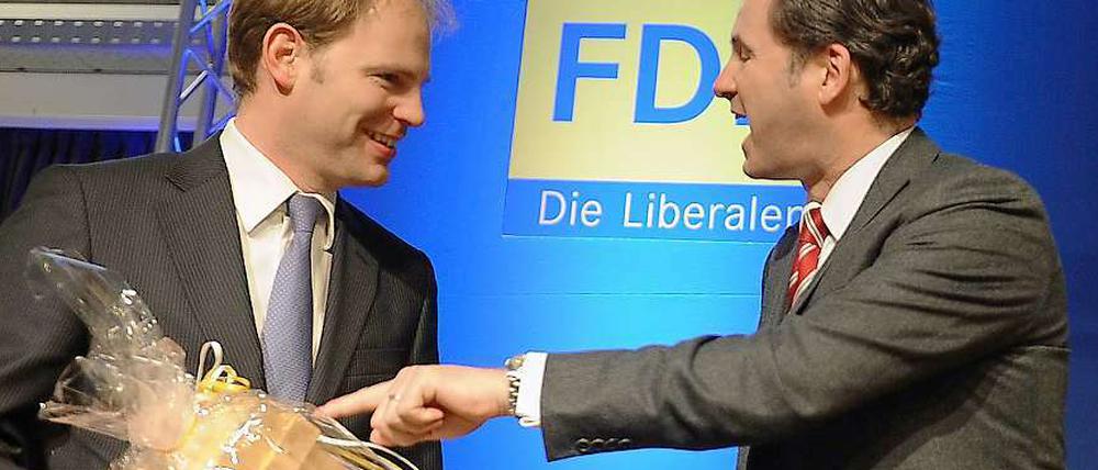 Martin Lindner wird neuer FDP-Landesvorsitzender. Von Christoph Meyer bekam er zum Einstand eine Flasche Rotwein.