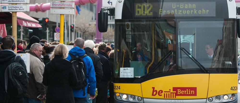 Nach Angaben von Reetz gibt es derzeit bei der BVG 2933 Fahrer. Davon würden 80 wegen Elternzeit oder Krankheit gegenwärtig nicht bezahlt; 431 arbeiteten in Teilzeit. 