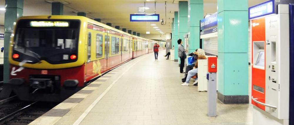 Enge im Nord-Süd-Tunnel. Hier bremsen sich die Linien oft gegenseitig aus. Deshalb gibt es Umstellungen mit dem Fahrplanwechsel. Hier im Bild: der S-Bahnhof Anhalter Bahnhof in Kreuzberg.