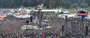 Mega-Event. Rund 85.000 Besucher kamen am ersten Festivaltag nach Hoppegarten - und wollten auch wieder zurück nach Berlin.