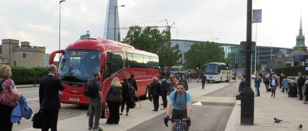 Ein Vorher-Nachher-Foto des neuen Ost-West-Radwegs in London. Hier wurde die Bushaltestelle verlegt und eine Fußgängerinsel geschaffen. Foto: hackneycyclist.blogspot.de / Volksentscheid Fahrrad