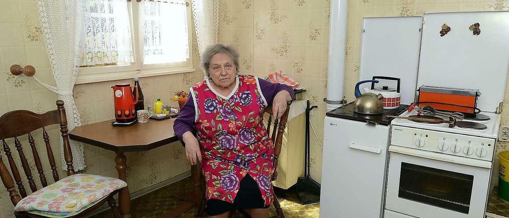 Gefährdetes Heim. Sie lebt schon lange hier, aber nun hat Edith Franke, wie viele Mieter, Angst um ihr Heim mit Ofenheizung. Nach der Sanierung soll die Miete um 400 Prozent steigen.