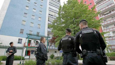 Polizisten stehen in der Ernst-Bloch-Straße im Berliner Bezirk Hellersdorf. Sie suchten nach dem vermissten achtjährigen Mädchen. 