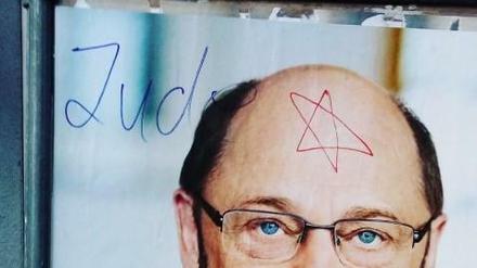 SPD-Plakat von Martin Schulz mit der Aufschrift „Jude“ beschmiert.