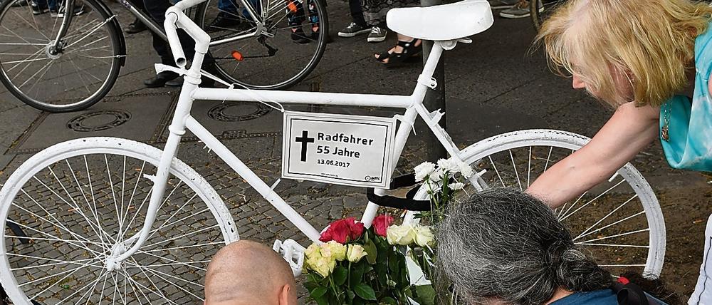 Gedenken in Berlin. Der Radfahrer war tödlich verletzt worden, als er an einem Pkw vorbei fahren wollte. 