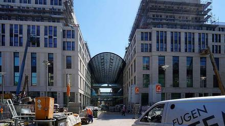 Hier wird noch kräftig gebaut. Ein Blick aus der Voßstraße auf die glasüberdachte Passage, die bis zur Leipziger Straße reicht.
