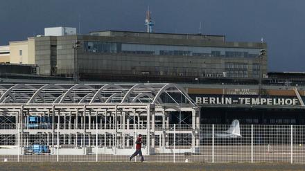 Flüchtlingsdorf. Im Hauptgebäude des ehemaligen Flughafens Tempelhof soll ein „Ankommenszentrum“ für Asylbewerber entstehen.