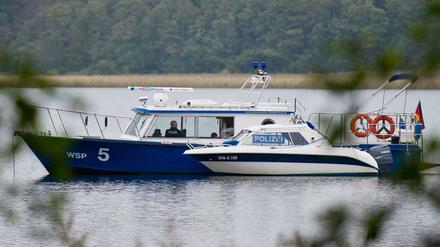  Polizeiboote liegen am 11. Oktober 2012 auf dem Storkower See nahe dem Haus des entführten Investment-Managers.