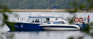  Polizeiboote liegen am 11. Oktober 2012 auf dem Storkower See nahe dem Haus des entführten Investment-Managers.