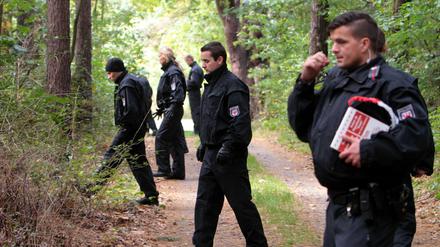 Polizisten sind in einem Waldstück nahe Storkow (Brandenburg) am auf der Suche nach Spuren, die zum Entführer eines Berliner Investment-Managers führen könnten. Der Prozess gegen den sogenannten «Maskenmann» steht vor dem Abschluss. 