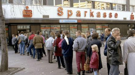 Herbst 1989. Hunderttausende DDR-Bürger holten sich in den Tagen nach dem Mauerfall ihr Begrüßungsgeld in Höhe von 100 D-Mark ab.