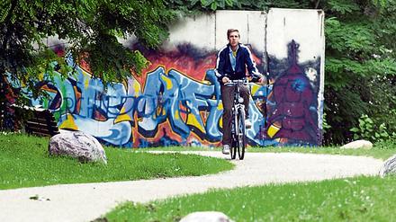 Immer an der Wand lang. Der Radweg führt einmal um West-Berlin rum.