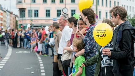 Rund 9.000 Demonstranten haben sich am Sonntag in Berlin versammelt, um eine Menschenkette gegen Rassismus zu bilden.