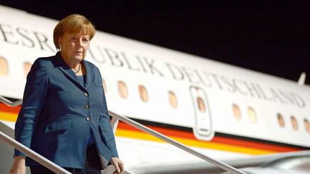 Angela Merkel beim Ausstieg aus einer Regierungsmaschine.