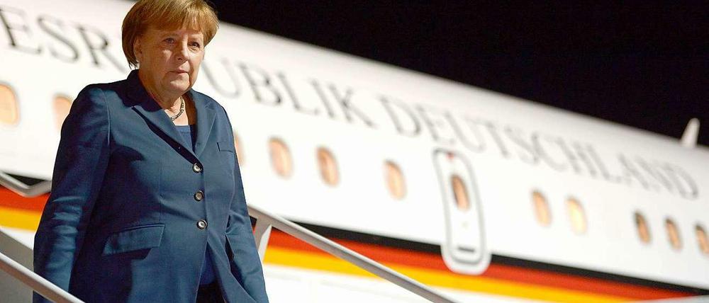 Angela Merkel beim Ausstieg aus einer Regierungsmaschine.
