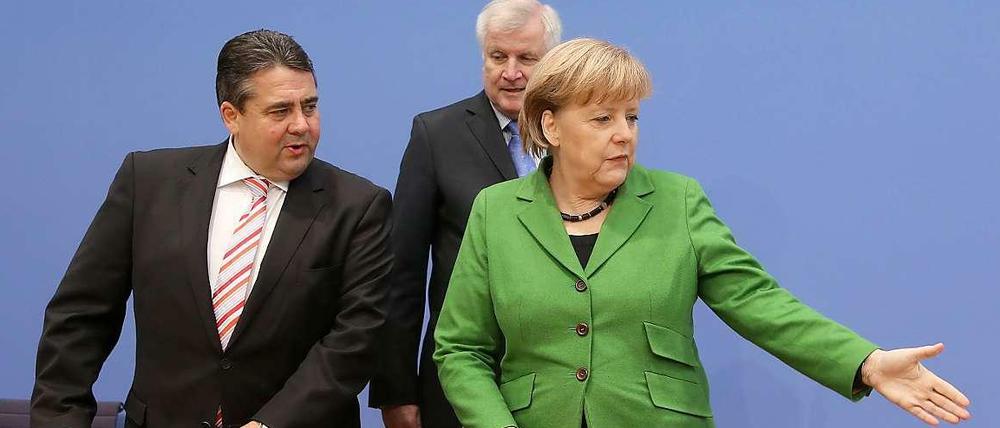 Wer gibt hier die Richtung vor? Die amtierende Bundeskanzlerin Angela Merkel (rechts). Sigmar Gabriel (SPD, links) und Horst Seehofer (CSU, Mitte)