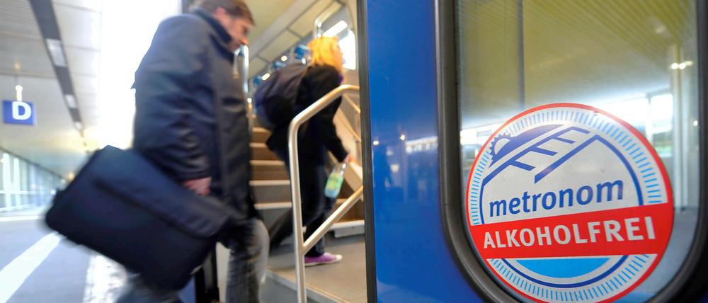 Die niedersächsische Bahngesellschaft Metronom hat bereits vor einem Jahr den Alkoholkonsum in ihren Zügen verboten – mit durchschlagendem Erfolg.