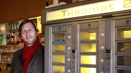 Sven Loose neben dem "Tilsomat", einem alten Süßigkeitenautomaten.