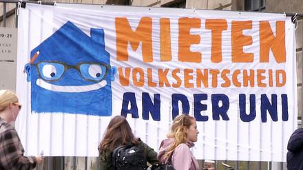 Unterschriftensammlung für den Mieten-Volksentscheid an der HU in Berlin-Mitte